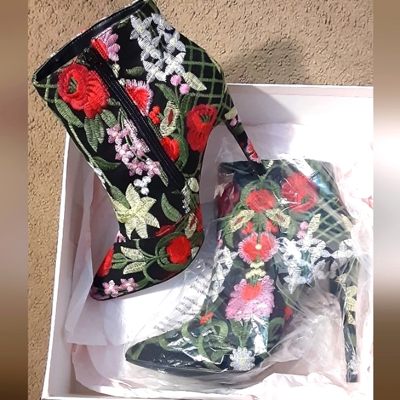 Justfab size 9.5 multicolored floral booties 3inches+ heels - Picture 3 of 3